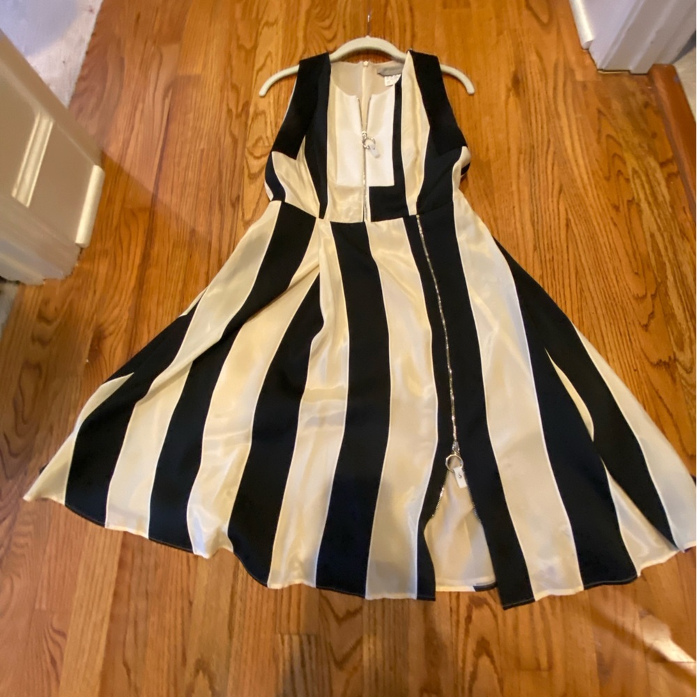Sportmax Cream and Black lined striped dress. Sized 6. Made in Italy.